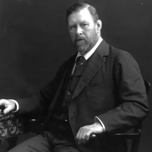 Dracula romanının yazarı Bram Stoker’ın siyah beyaz oturur halde çekilmiş klasik portre fotoğrafı.